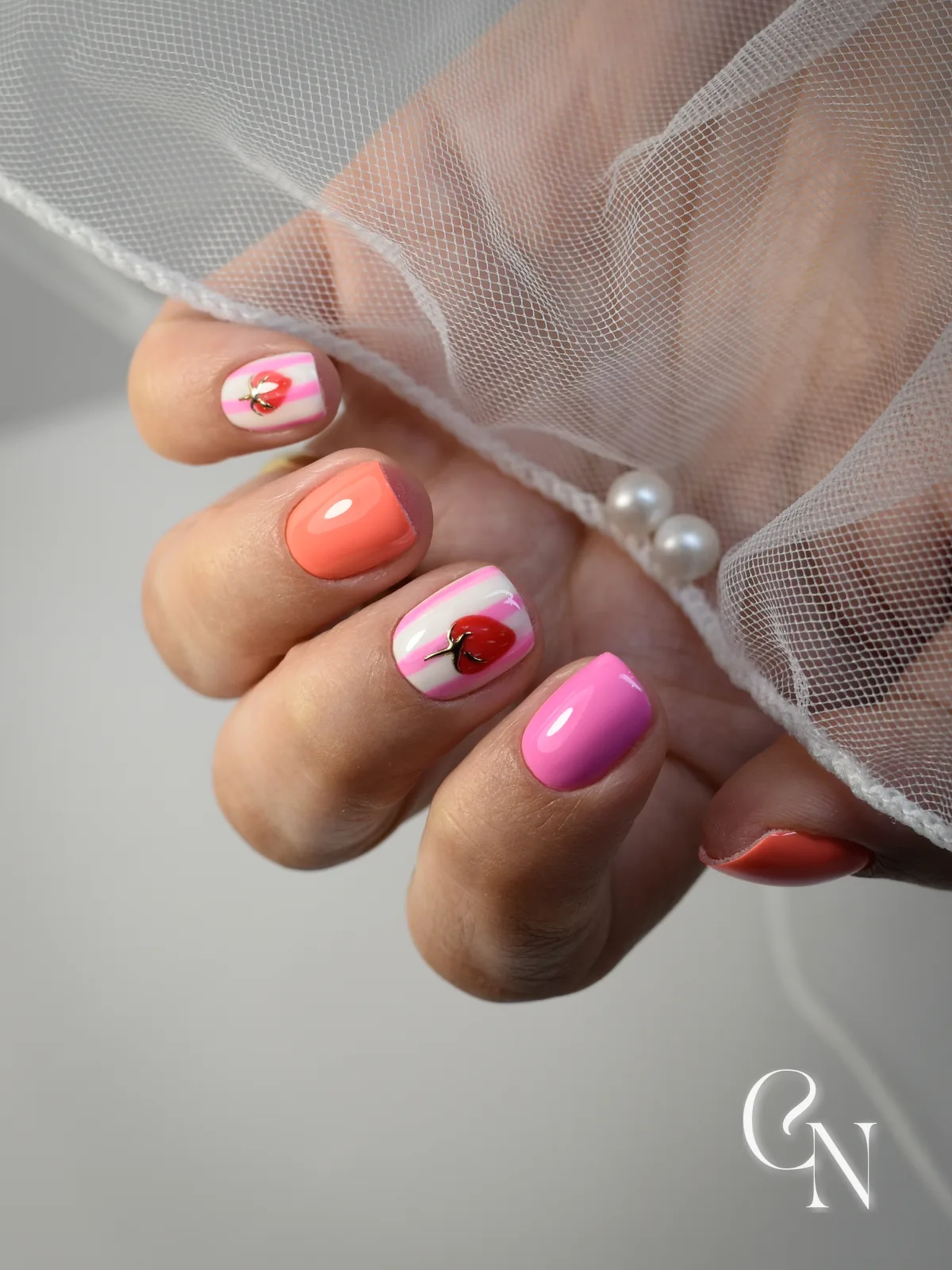 Pose sur ongles naturels coloré & fraises 🍓
