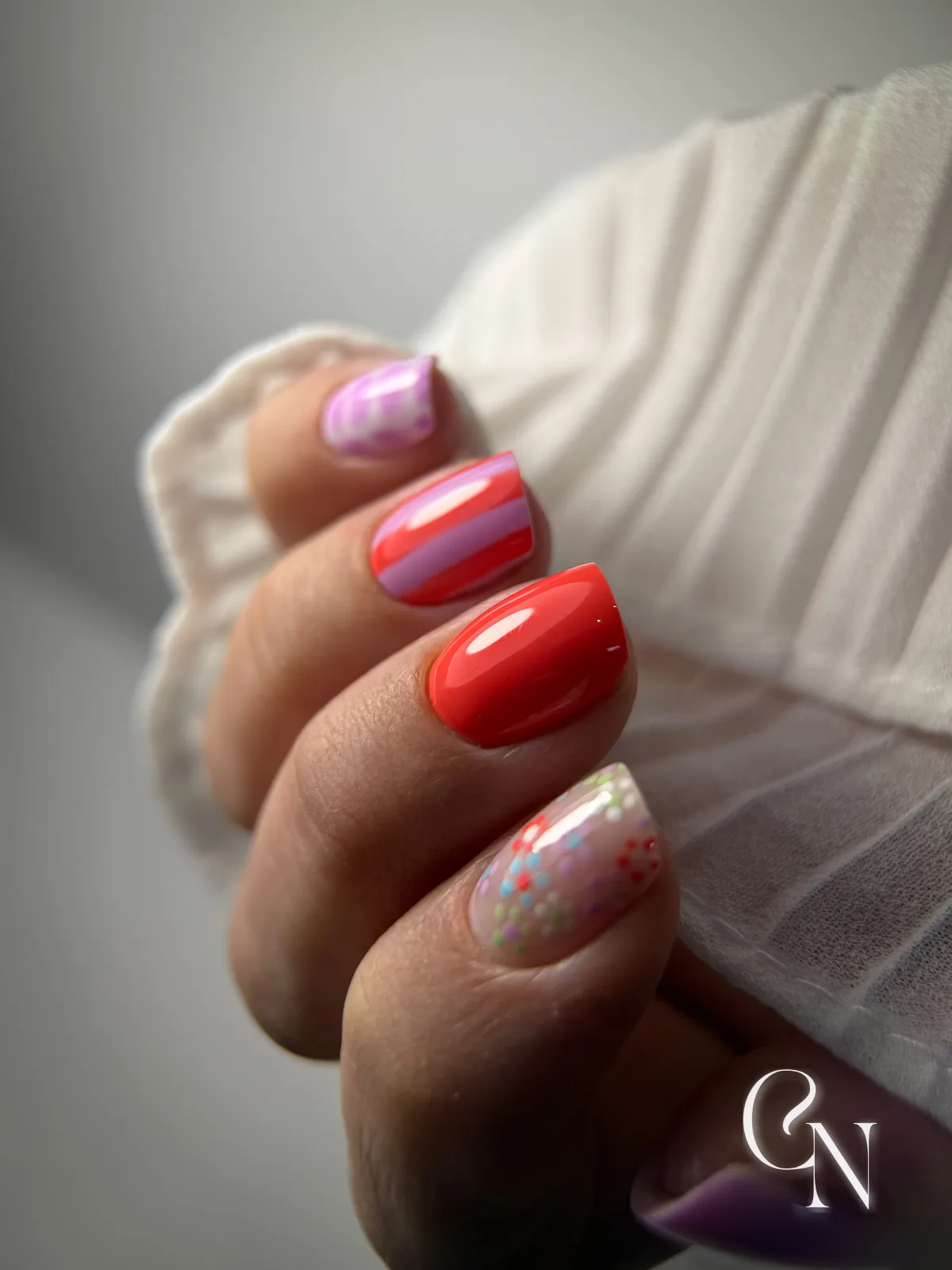 Pose sur ongles naturels coloré