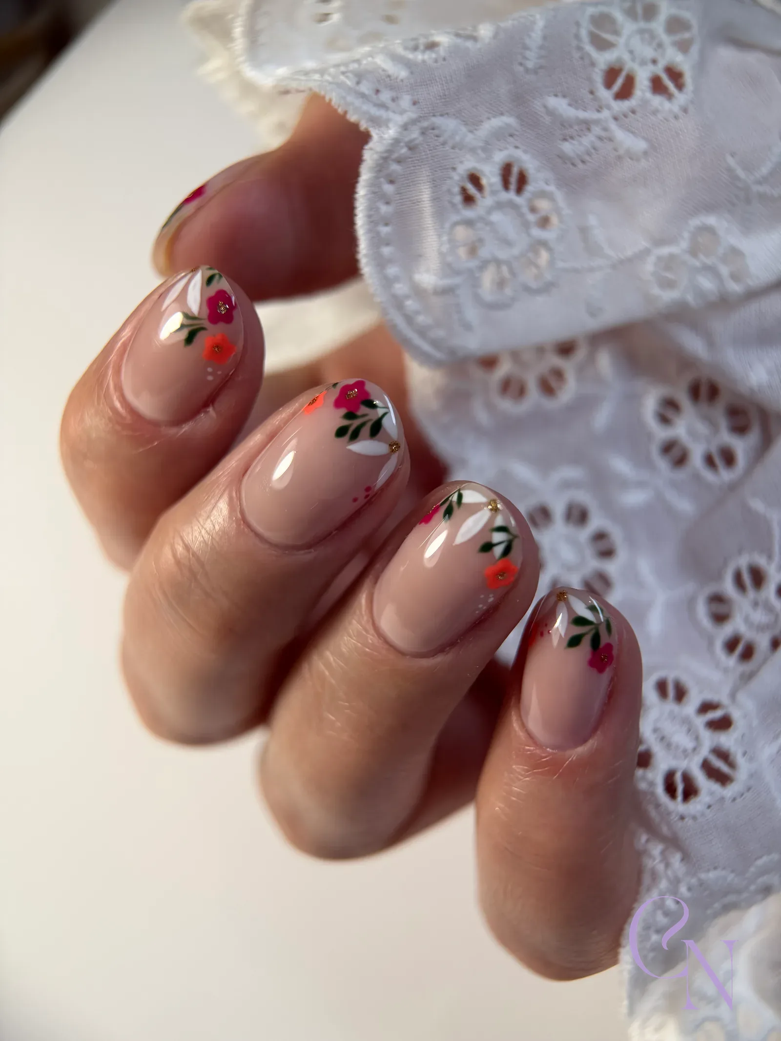 pose colorée et fleurie ongles naturels